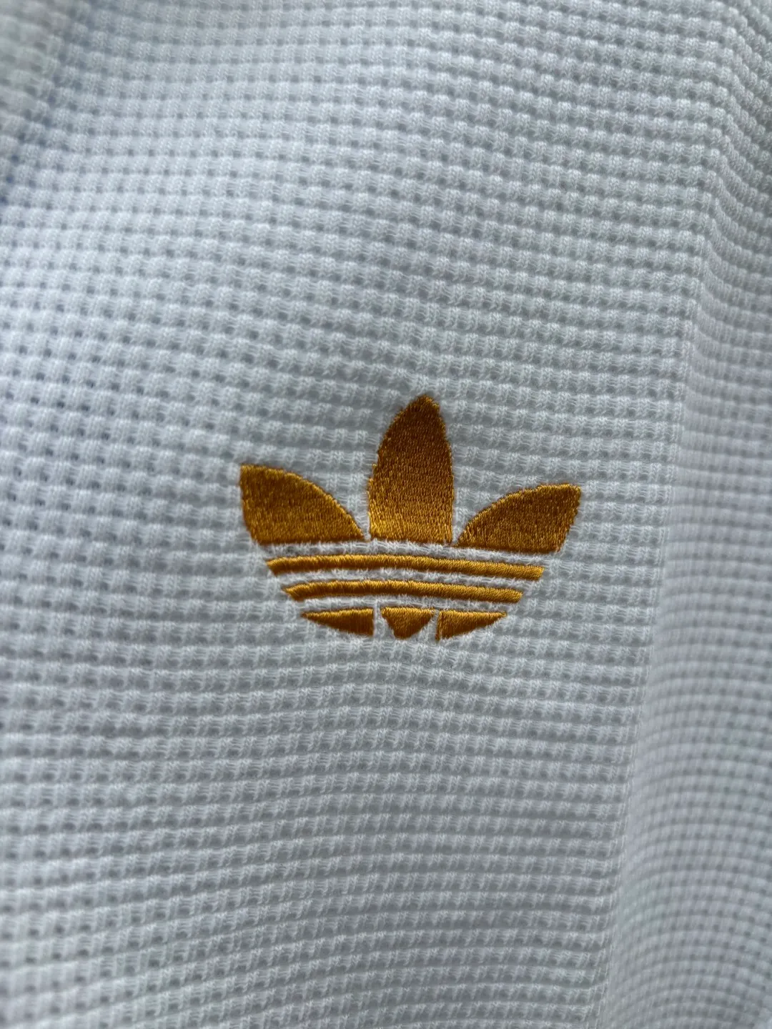🈴𝟰 Color collection. Chip version 𝟬𝟱𝟰𝟰𝟳# Exclusive real shot/difference between various stolen pictures and online version on the market [𝗔𝗱𝗶𝗱𝗮𝘀Adidas clover chest embroidery for men and women Same Style𝗩 collar short sleeves] ✅Full set of 1:1 customized accessories ➕Customized three-label ➕𝗬𝘂𝗮𝗻 version hang tag ➕𝗹𝗼𝗴𝗼 packaging bag🔥 ➕Scan the tag to enter the official website. ✅Top Original version, ins Xiaohongshu Dewu Kuaishou and many bloggers wear it. ✅Adidas is a rare V-neck with no buttons, personalized setting and generous temperament, showing the elegance at a glance. ✅Three standards are customized with 270g waffle original Authentic custom-made imported fabrics for the watch, and the overall tailoring adopts three-dimensional structure tailoring! Ergonomically designed, more flexible when wearing! The cut is streamlined and streamlined, allowing you to move flexibly with your body! Integrates functionality, beauty and durability! Suitable for business, travel, leisure and many other occasions! ⭕The high version of the best products🐮is different from the junk products in the market🗯️The same picture but different prices means different versions. ❌Don’t be fooled by the same copywriters and pirated pictures from outside that mix and distribute high-luxury pictures at low prices. After comparing the quality, you will know where the gap is. Don’t lie. I don’t guarantee that my products are the cheapest, but I definitely guarantee that they are worth every penny of your hard-earned money! ‼ ️We don’t slash prices or lower prices, we supply products with heart and only make high-end versions!!! Breasts Jimei must see the details of my home clearly, the pictures of my home are all taken by the owner himself❤️ Color: White Black Green Light Blue Size S-XXL